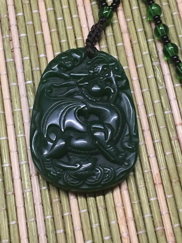 Drachen Amulett aus Grüner Jade mit Kette - westlicher Drache